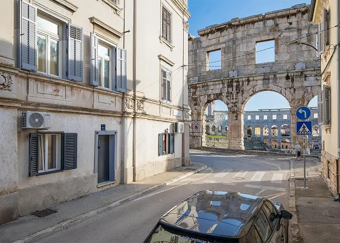 Elegant Next To Arena 풀라